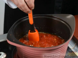 Томатный суп с песто: Добавляем консервированные помидоры. Накрываем крышкой, пусть все потушится, чтобы кусочки томатов немножко размякли.