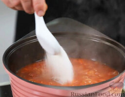 Томатный суп с песто: Добавляем столовую ложку сахара. Перемешиваем.