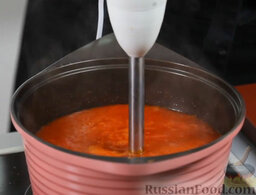 Томатный суп с песто: Теперь самое время погружным блендером смолоть помидоры – прямо на плите, не снимая кастрюлю с огня.
