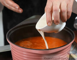 Томатный суп с песто: Теперь добавим в сметану — не всю, немножко оставим для украшения. Перемешаем все блендером, доведем томатный суп до кипения - и все!