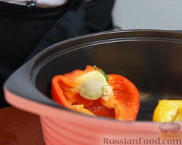 Теплый салат из печеных овощей, с песто и сыром: Берем глубокую посуду (сковороду) для духовки и выкладываем в нее овощи. Сначала половинки перцев - желтая и красная.