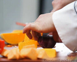 Теплый салат из печеных овощей, с песто и сыром: Красный лук очищаем и режем небольшими дольками.