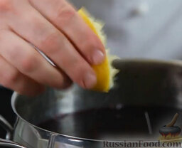 Свекольник (холодный борщ): Сейчас очень важное: для сохранения красивого цвета сразу добавляем в кастрюлю лимонный сок!