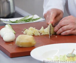 Свекольник (холодный борщ): Картошку очищаем и тоже нарезаем кубиками.