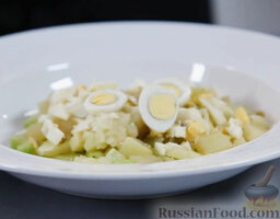 Свекольник (холодный борщ): Перепелиные яйца чистим, разрезаем пополам и в тарелку кладем сверху, для украшения.