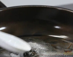 Скумбрия со свекольным пюре: В сковороду, стоящую на маленьком огне, наливаем рисовый уксус, кидаем ложку сахара, помешиваем – сахар должен раствориться.