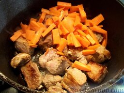 Плов по-домашнему: Морковь помойте, почистите, порежьте кусочками (крупной соломкой). Когда мясо подрумянится, отправьте морковь жариться к мясу.