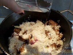 Плов по-домашнему: Рис вымойте, выложите сверху мяса. Не перемешивайте. Залейте все водой - выше уровня риса на полтора-два пальца.