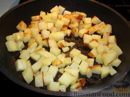 Рагу из мяса с овощами и зеленью: Картофель очистите, нарежьте кубиками и выложите отдельно жариться на разогретую сковороду.
