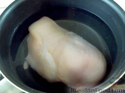 Салат с куриной грудкой: Куриное филе отварите в подсоленной воде до полной готовности.