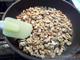 Салат с куриной грудкой: Грецкие орехи очистите и поджарьте на сковороде, все время помешивая, чтобы не пригорели.