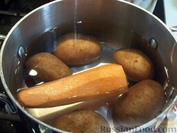Салат "Столичный": Картофель и морковь отварим до полной готовности в подсоленной воде (около 25 минут, мягкость овощей проверяем ножом или вилкой).