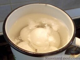 Салат "Столичный": Яйца положим в кастрюлю, нальем воду и поставим вариться до крутого состояния (10 минут).