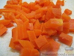 Салат "Столичный": Вареную морковь очистим и порежем кубиками.