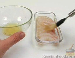 Салат с жареными креветками: Смазать маринадом креветки.