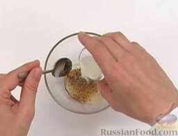 Салат с жареными креветками: Смешать оставшийся мед и горчицу. Добавить оставшийся лимонный сок. Влить 1-1,5 ст. ложки оливкового масла.