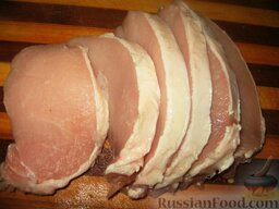 Антрекот по-варшавски: Свиную корейку без косточек нарезать порционными кусками  толщиной 1 см.