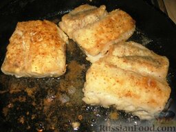 Рыба на бобах: Запанировать рыбу в муке и обжарить на разогретом масле с двух сторон.