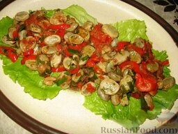 Рыба на бобах: На листья салата выложить тушеные овощи.