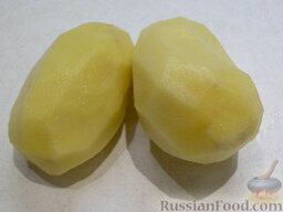 Суп из холодца: Картофель почистите, помойте, порежьте кубиками и отправьте вариться в бульон.