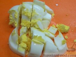 Суп из холодца: Яйца порежьте кубиками и отправьте вариться в суп.