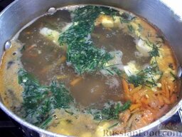 Суп из холодца: Приправьте суп свежей зеленью и варите до полной готовности.