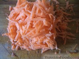Кабачковая икра на зиму: Морковь почистить, помыть, натереть на крупной терке.