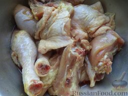Запеченная курица в сливочном соусе: Курицу разрезать на порционные куски.