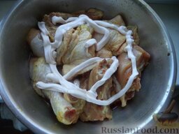 Запеченная курица в сливочном соусе: Подготовленную курицу сложить в миску, добавить сливки.