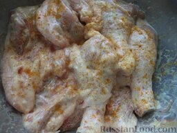 Запеченная курица в сливочном соусе: Перемешать. Добавить соль и приправы. Все хорошо перемешать.