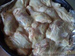 Запеченная курица в сливочном соусе: Курицу выложить в посуду для запекания (противень, стеклянную жаропрочную посуду или сковороду без ручки). Поставить курицу в духовку на среднюю полку.  Запекать курицу при 180 градусах до готовности (около 1 часа).