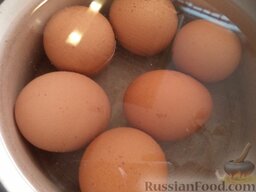 Салат "Оливье" с колбасой и свежими огурчиками: Яйца выложить в кастрюльку, залить холодной водой. Посолить. Довести до кипения. Варить вкрутую на среднем огне, 10 минут. Воду слить, залить холодной водой. Охладить.
