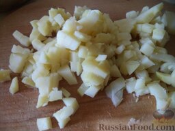 Салат "Оливье" с колбасой и свежими огурчиками: Картофель очистить, нарезать кубиками.