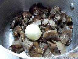 Суп из замороженных грибов: Вымытые грибы положите в кастрюлю.
