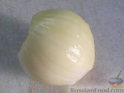 Суп из замороженных грибов: Репчатый лук очистите и вымойте.