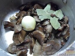 Суп из замороженных грибов: Целую головку лука положите в кастрюлю к грибам. Добавьте лавровый лист и душистый перец горошком.