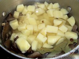 Суп из замороженных грибов: Когда вода в кастрюле с грибами закипит, отправьте в нее нарезанную картошку.