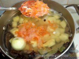 Суп из замороженных грибов: Морковь почистите, помойте, натрите на средней терке и добавьте в кастрюлю. Я использовала для приготовления этого блюда замороженную морковь.