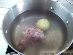 Суп с мясными фрикадельками: Первостепенным этапом сварите бульон. Для этого кости  и лук положите  в кастрюлю, налейте воду и поставьте вариться примерно на 20-30 минут.