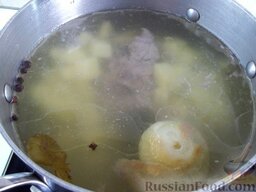 Суп с мясными фрикадельками: Картофель почистите, вымойте, нарежьте кубиками и отправьте вариться в бульон. Вместе с картофелем добавьте лавровый лист и душистый перец горошком.