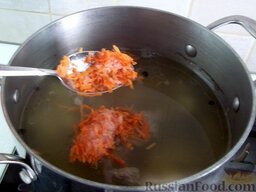 Суп с мясными фрикадельками: Добавьте морковь, которую предварительно почистите, помойте и натрите на терке. Если у вас есть морковь замороженная, можно применять ее. Я как раз такой и пользовалась.