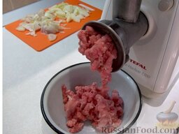 Суп с мясными фрикадельками: Пока варятся картофель и морковь, подготовьте фрикадельки. Для этого установите мясорубку. Мясо вымойте, нарежьте и перекрутите.