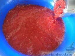 Лечо из болгарского перца на зиму: Пропустить помидоры через мясорубку.
