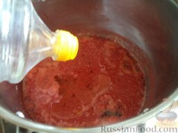Лечо из болгарского перца на зиму: В кипящий томатный сок добавить растительное масло и по желанию черный перец горошком. Перемешать.