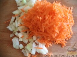 Фаршированный перец в томатно-сметанном соусе: Почистить, помыть репчатый лук и морковь. Морковь натереть на крупной терке, лук нарезать кубиками.