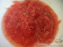 Фаршированный перец в томатно-сметанном соусе: Помидоры помыть и натереть на терке.