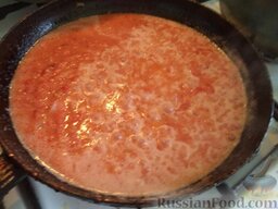 Фаршированный перец в томатно-сметанном соусе: Сделать соус, для этого смешать тертые помидоры, сметану, соль, перец и воду. Довести до кипения.