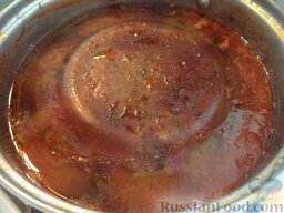 Фаршированный перец в томатно-сметанном соусе: Перец залить соусом. Перец должен быть покрыт соусом. Придавить перец тарелкой. Поставить кастрюлю с перцем на огонь, довести до кипения.