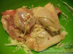 Курица с гречкой (в мультиварке): Курицу порезать на порционные кусочки. Выложить в миску, посолить, поперчить, добавить лук и 1-2 ст. ложки майонеза. Перемешать. Пусть маринуется 10 минут.
