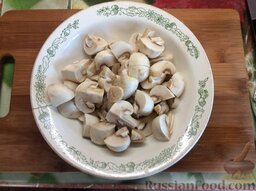 Баклажаны с грибами и сладким перцем: В этом же масле обжарить грибы, порезанные пополам или на 4 части (в зависимости от величины).